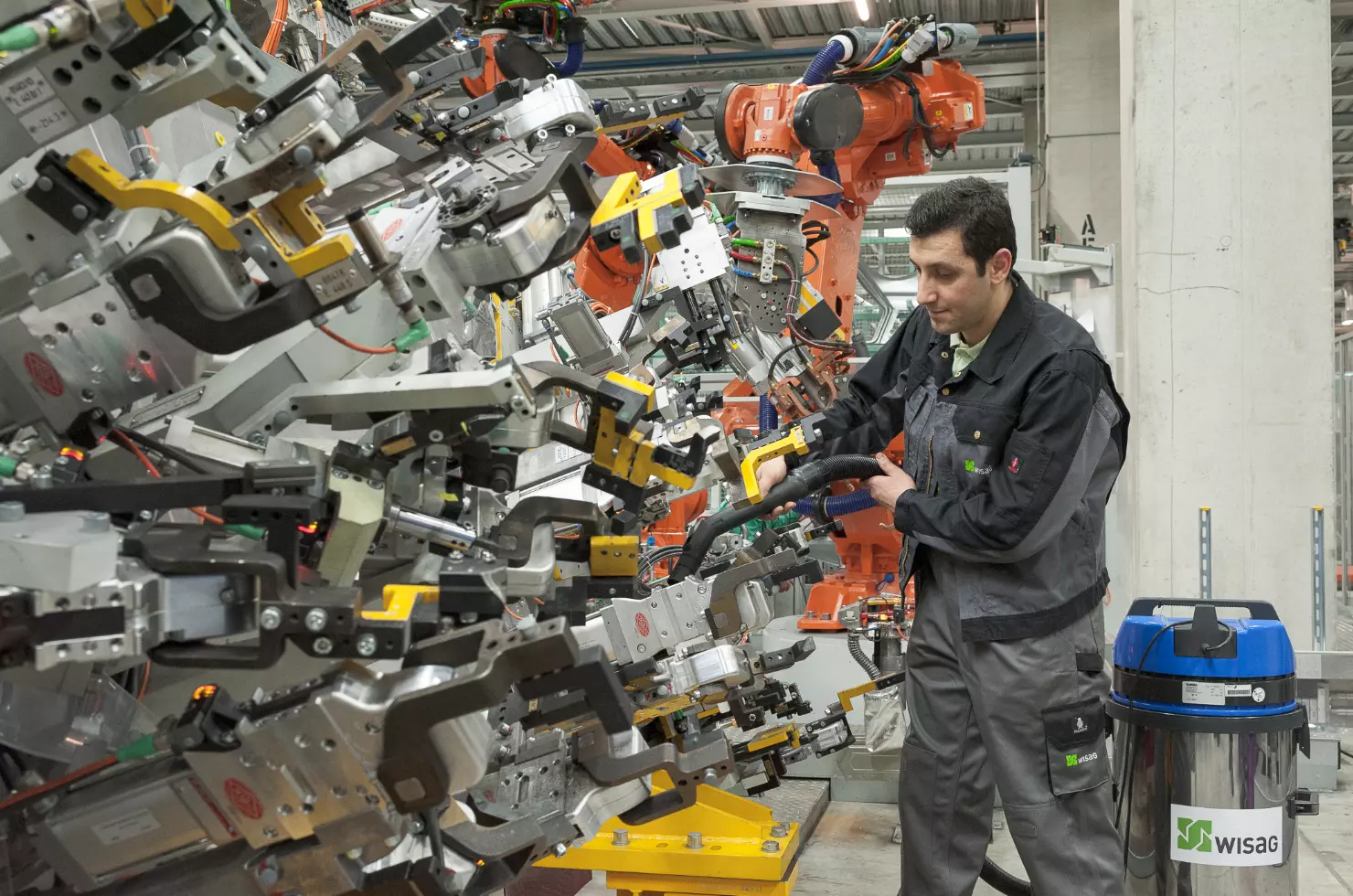 WISAG Mitarbeiter beim Reinigen einer Produktsmaschine