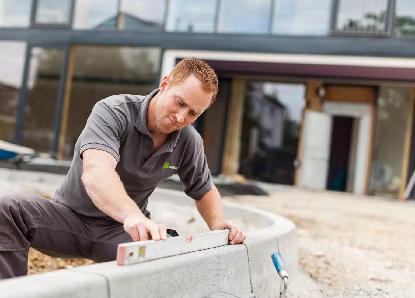 WISAG Mitarbeiter beim Arbeiten an einer Neuanlage