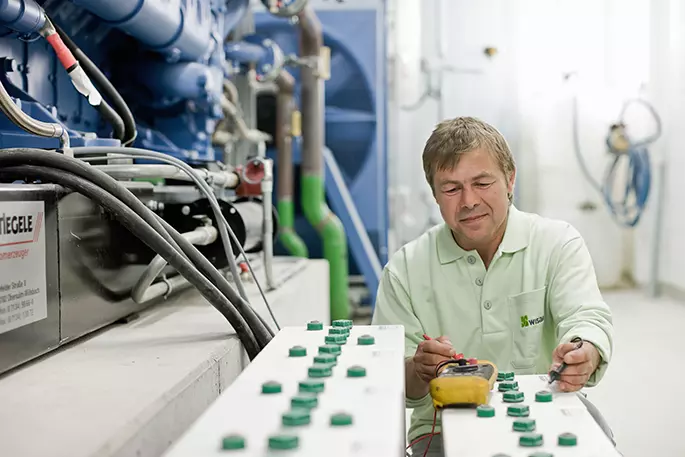 WISAG Mitarbeiter mit Speichertechnik