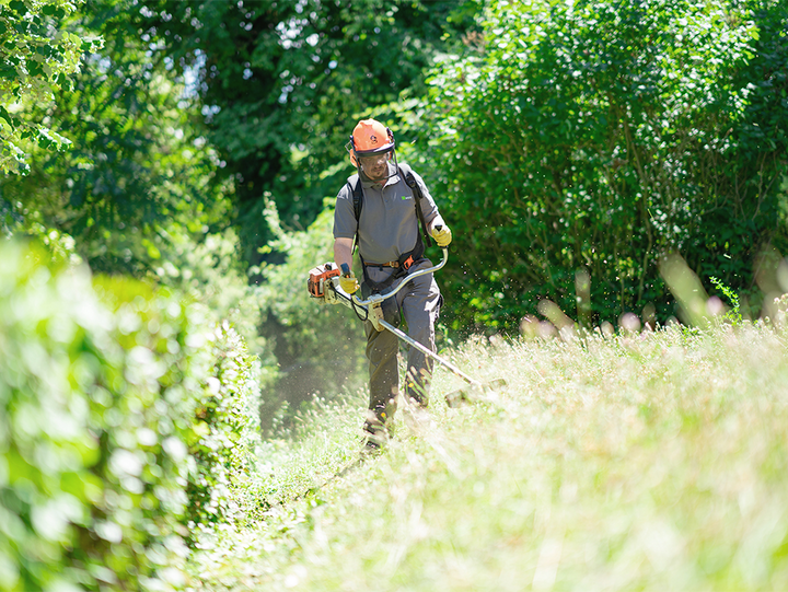 WISAG Mitarbeiter beim Grasbeschnitt