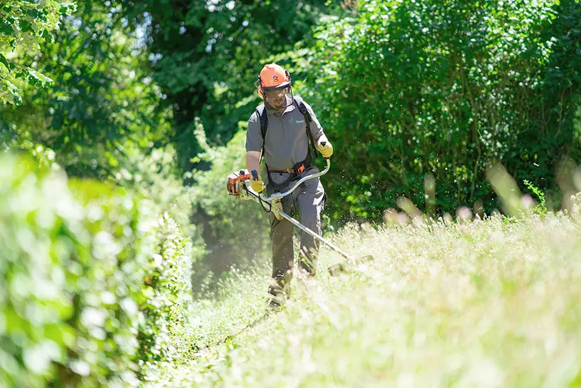 WISAG Mitarbeiter beim Grasbeschnitt