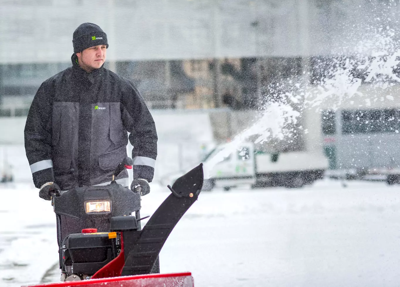 WISAG Mitarbeiter beim Bedienen der Schneefräse