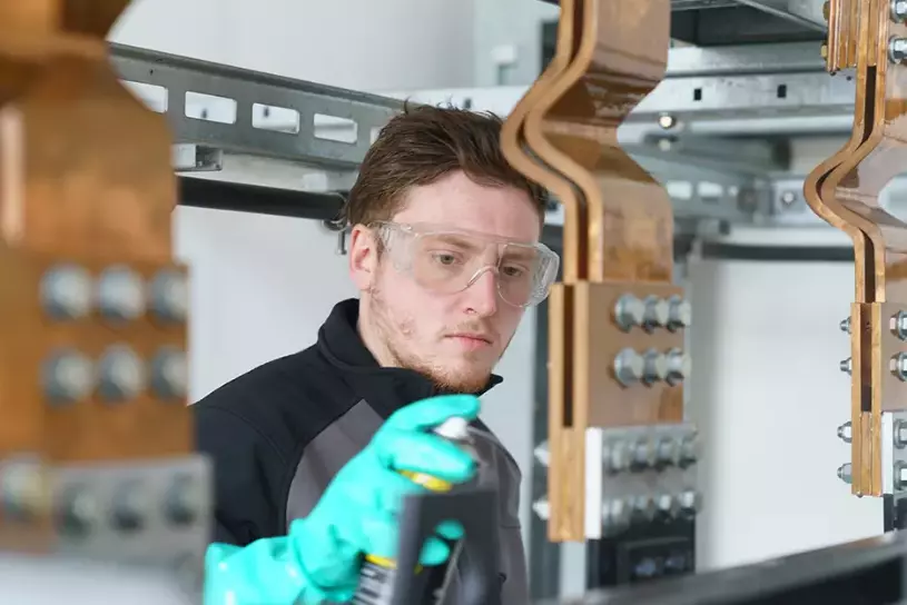 WISAG Mitarbeiter mit Reinigungsspray