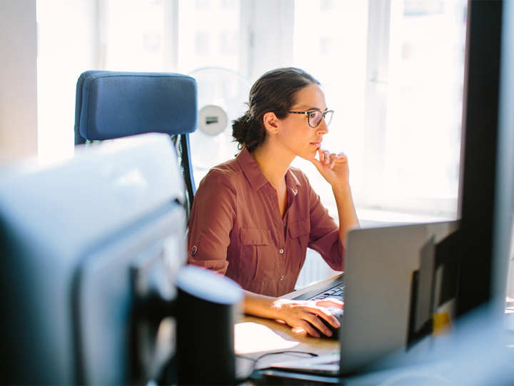 WISAG Mitarbeiterin bei der Arbeit am PC