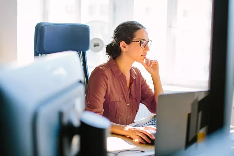 WISAG Mitarbeiterin bei der Arbeit am PC