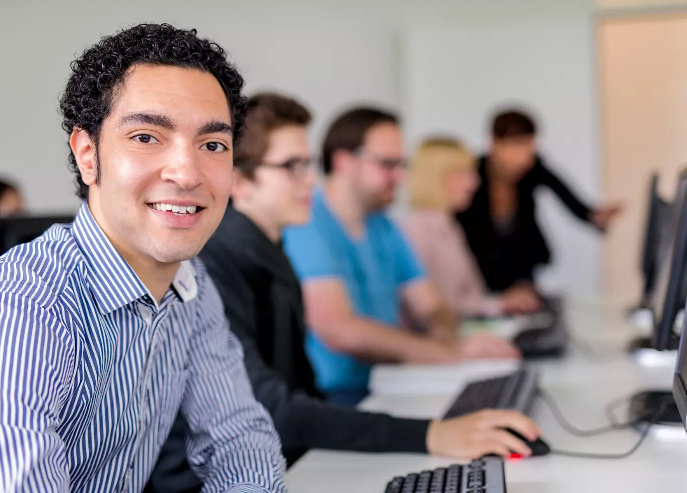 Person sitzt an PC und nimmt an Schulung teil