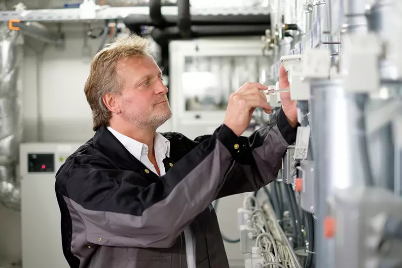 WISAG Mitarbeiter beim Justieren eines Schalters