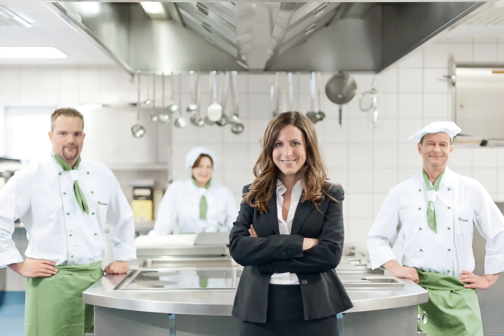 Gruppen Bild: beraterin, Kpöche und Küchenhilfen der WISAG in einer Küche