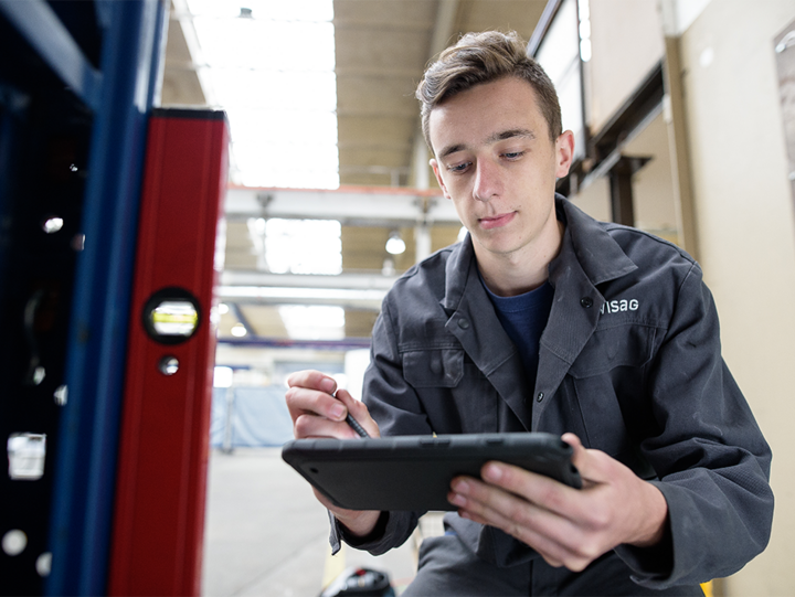 WISAG Mitarbeiter bei einer Prüfung an einem Tablet PC