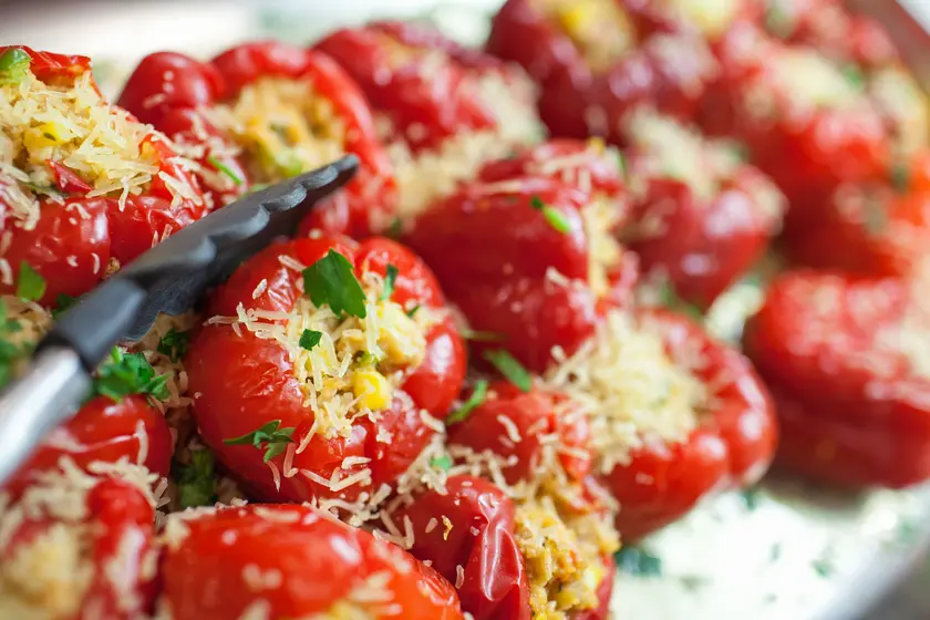 Deatilaufnahme: mehrere gefüllte Paprikaschoten auf einem Blech