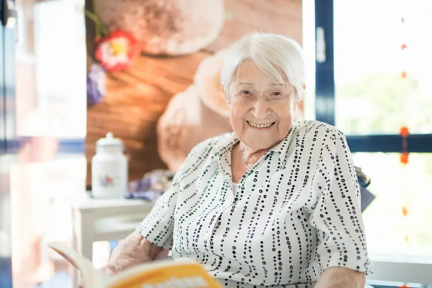 Seniorin lacht in Kamera