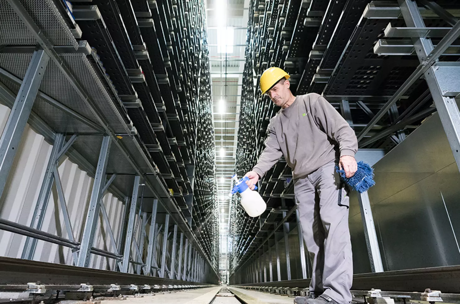 WISAG Mitarbeiter bei der Hallenreinigung