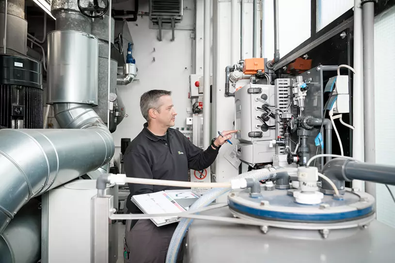 WISAG Mitarbeiter bei der Arbeit in einem Maschinenraum
