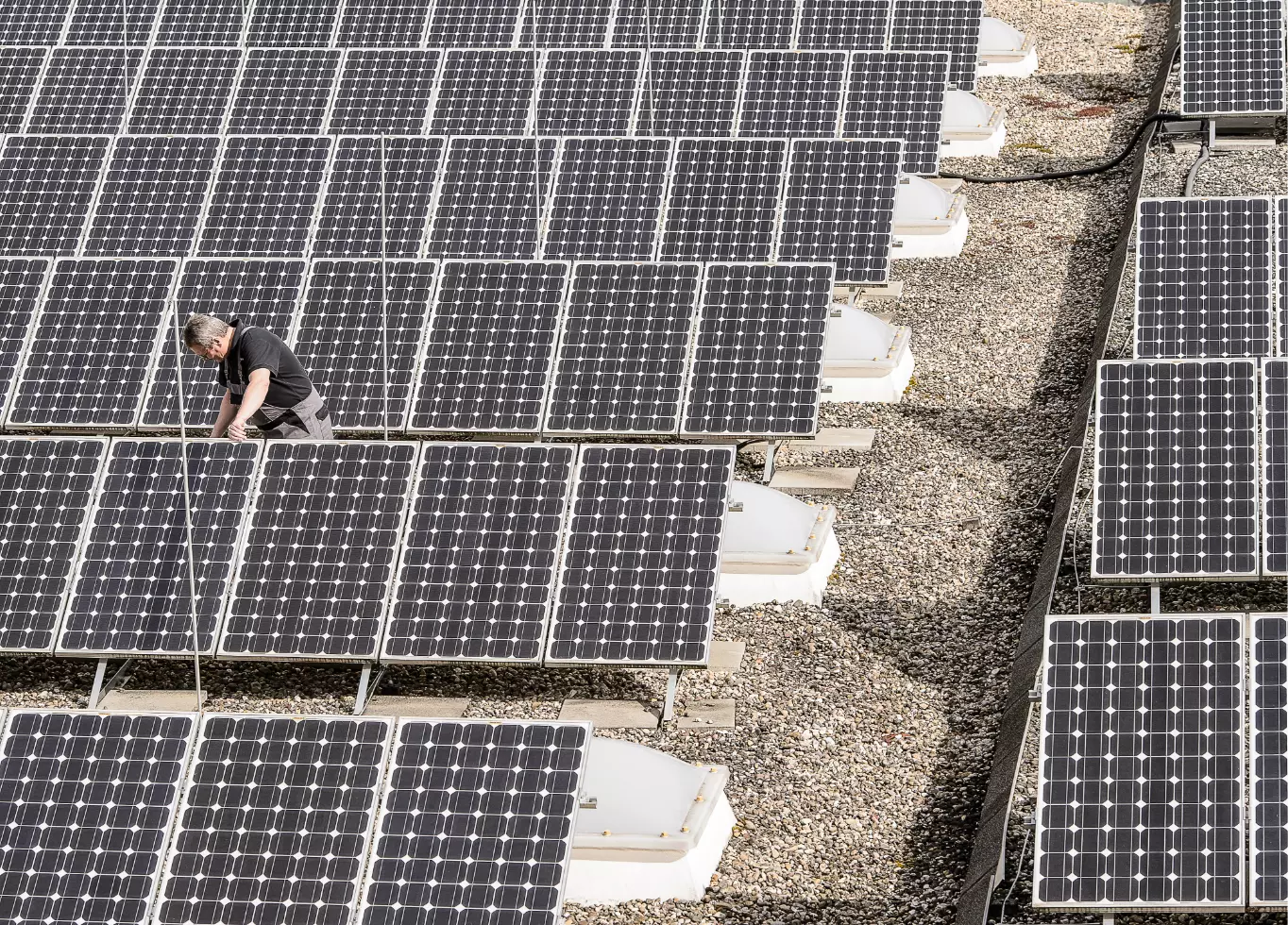 WISAG Mitarbeiter mit Photovoltaikanlage