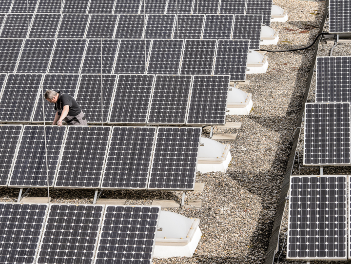 WISAG Mitarbeiter mit Photovoltaikanlage