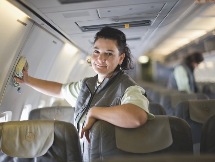 WISAG Mitarbeiterin - Reinigung von Flugzeuginneren