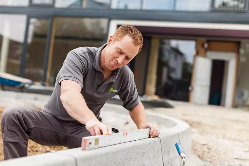 WISAG Mitarbeiter beim Arbeiten an einer Neuanlage