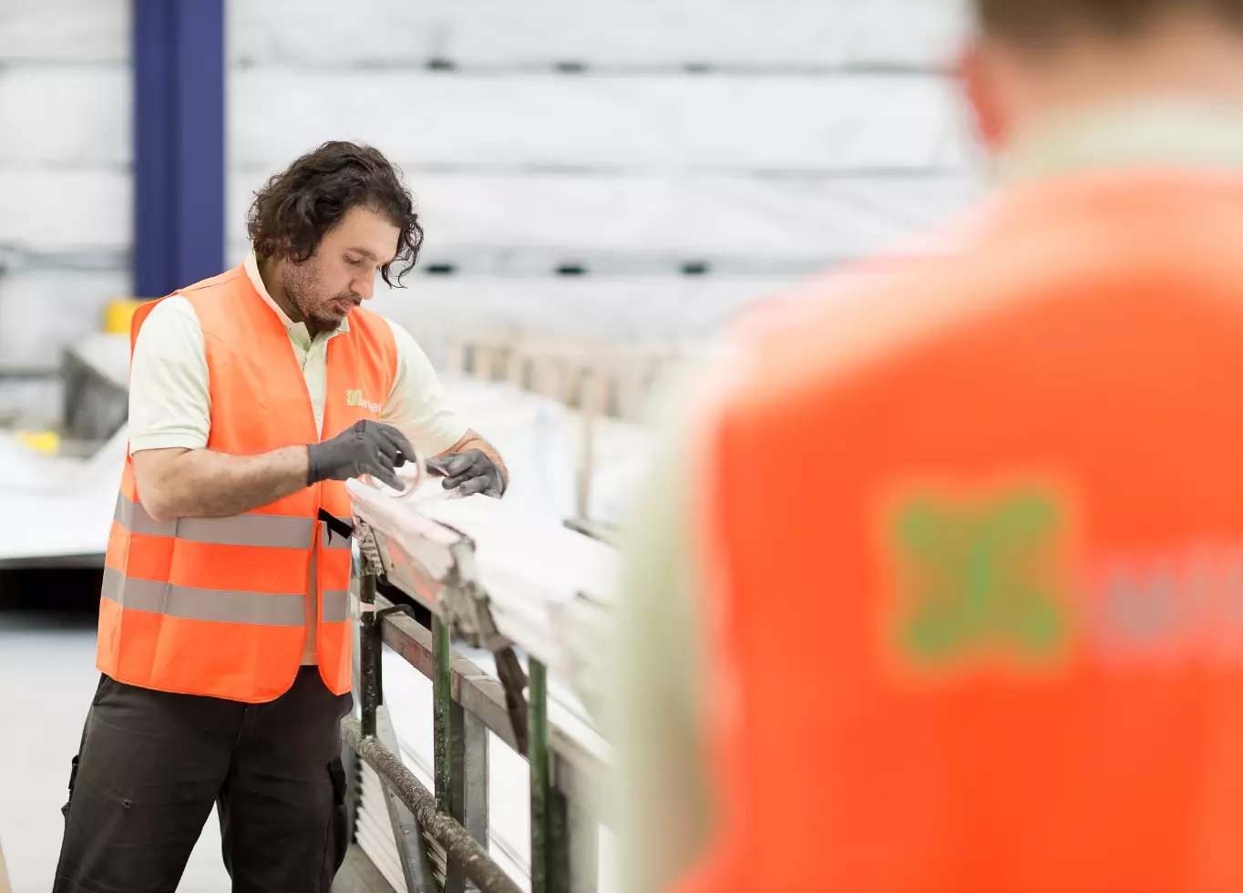 WISAG Mitarbeiter beim Verpacken