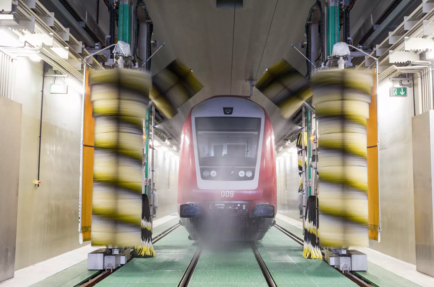 Säuberung eines Bahnwagons in einer Reinigungsanlage mit großen Bürsten