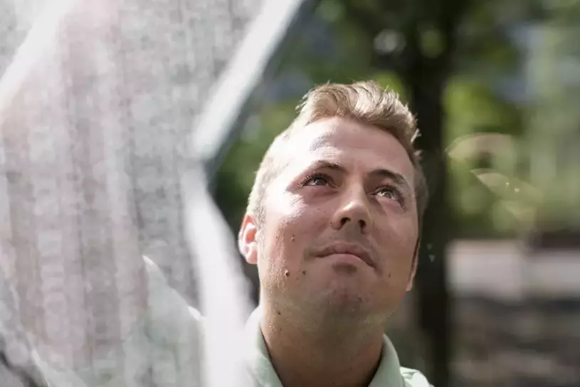 WISAG Mitarbeiter bei der Reinigung eines Fensters