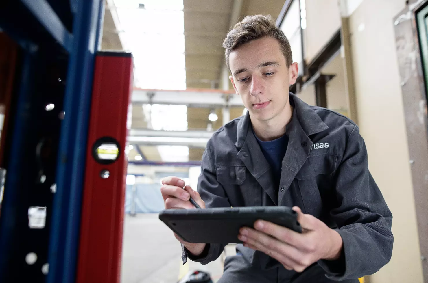 WISAG Mitarbeiter bei einer Prüfung an einem Tablet PC