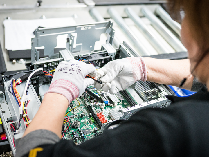 WISAG Mitarbeiter bei der Arbeit an einem Motherboard