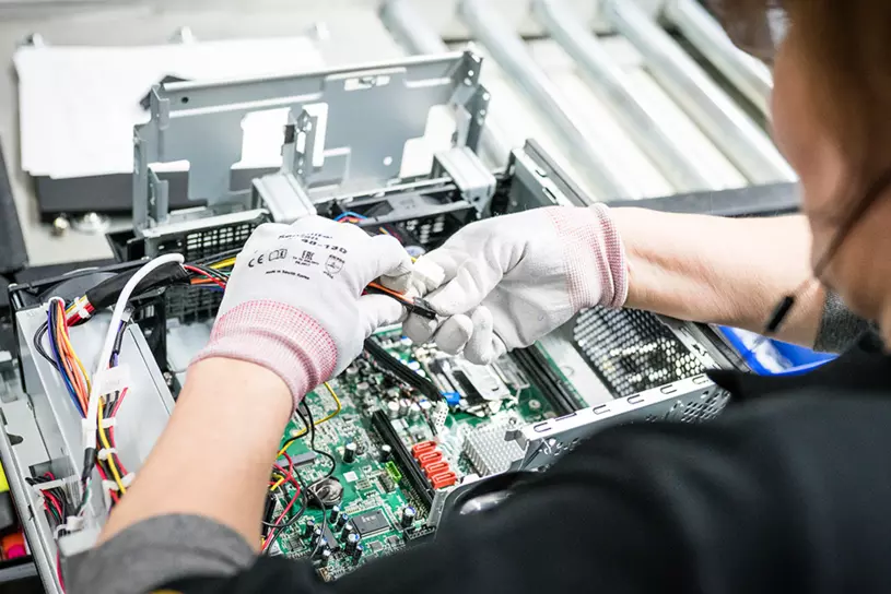 WISAG Mitarbeiter bei der Arbeit an einem Motherboard