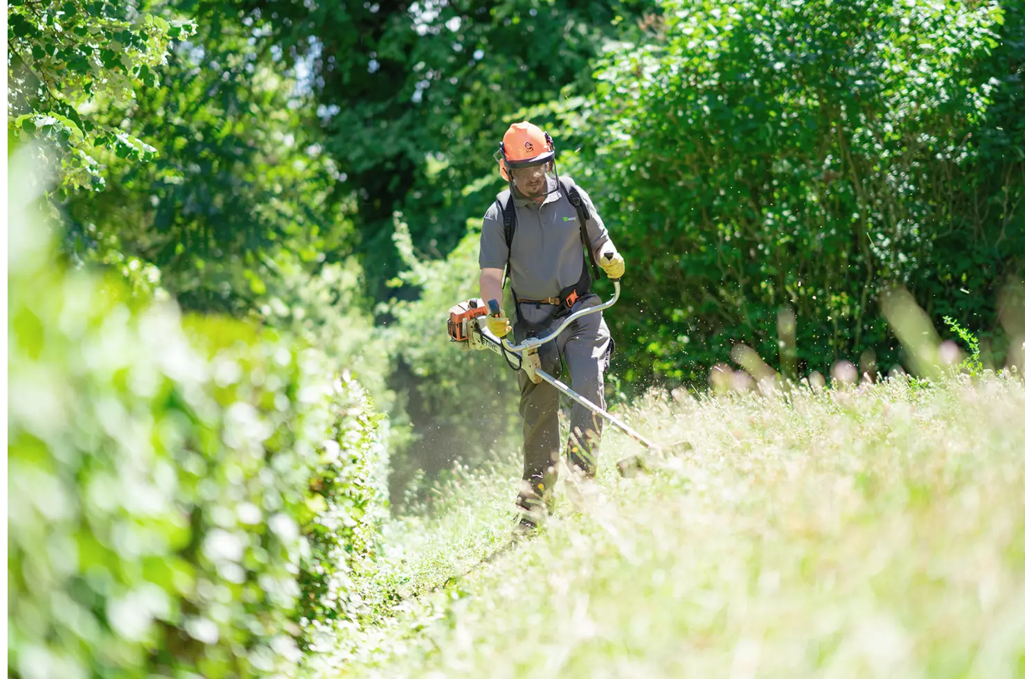 WISAG Mitarbeiter beim Grasbeschnitt