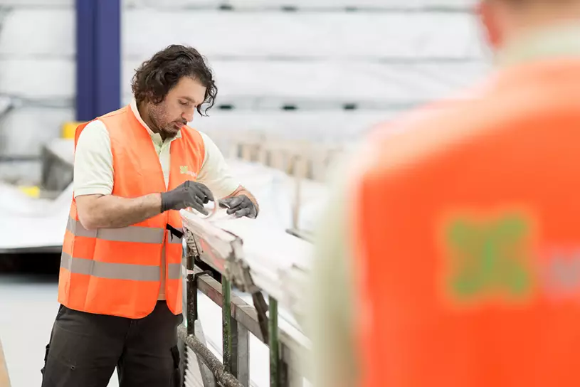 WISAG Mitarbeiter beim Verpacken