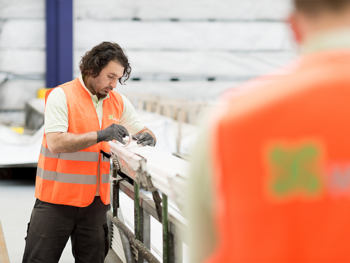 WISAG Mitarbeiter beim Verpacken