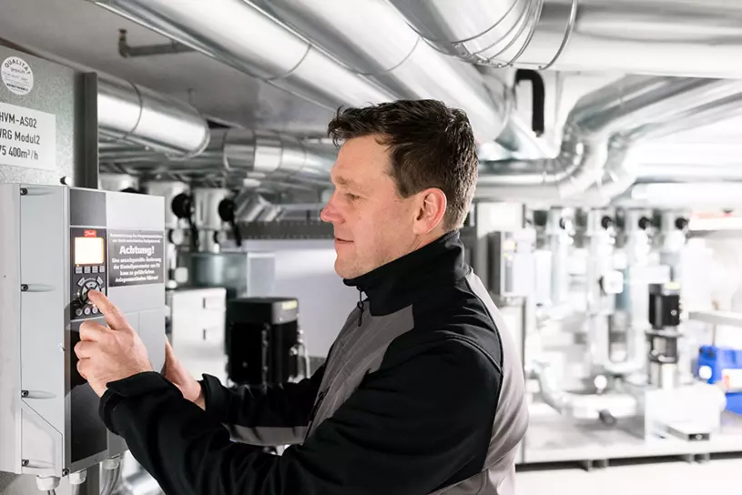 WISAG Mitarbeiter bei der Bedienung einer Schaltanlage