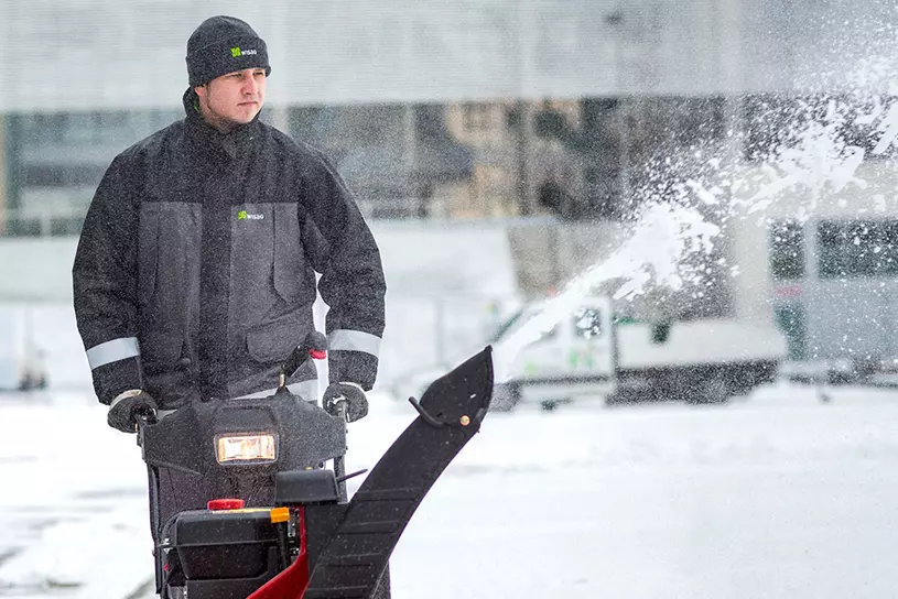 WISAG Mitarbeiter beim Bedienen der Schneefräse