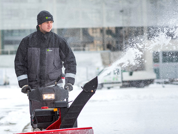 WISAG Mitarbeiter beim Bedienen der Schneefräse