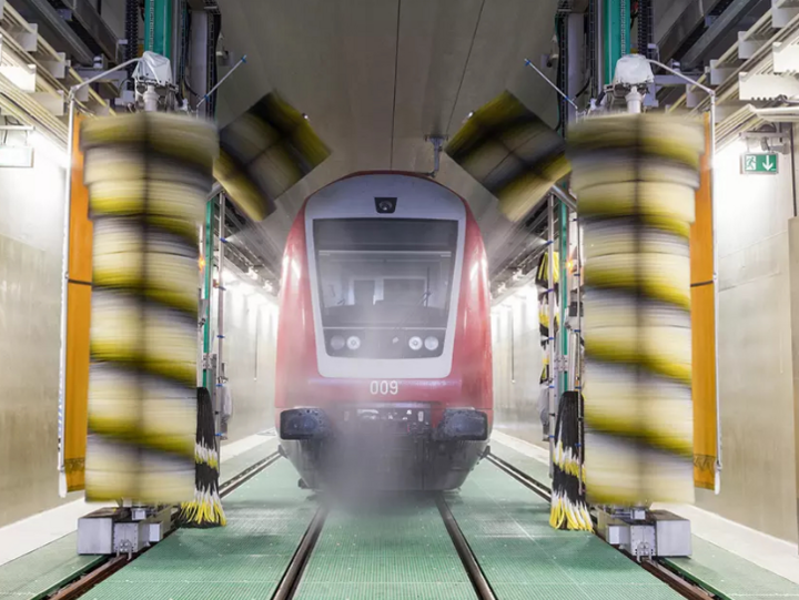 Säuberung eines Bahnwagons in einer Reinigungsanlage mit großen Bürsten