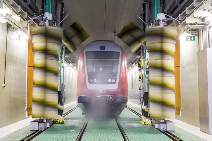 Säuberung eines Bahnwagons in einer Reinigungsanlage mit großen Bürsten