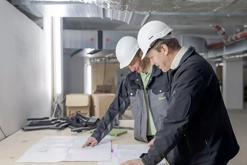 WISAG Mitarbeiter beim Gespräch