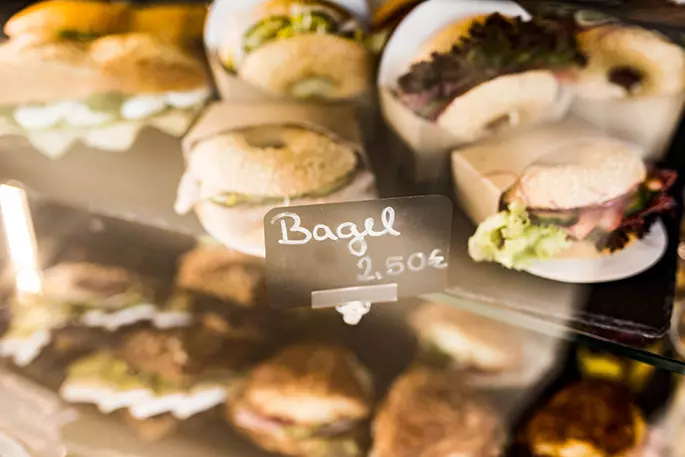 Schmackhaft angerichtete und gut belegte Bagels in einem Display