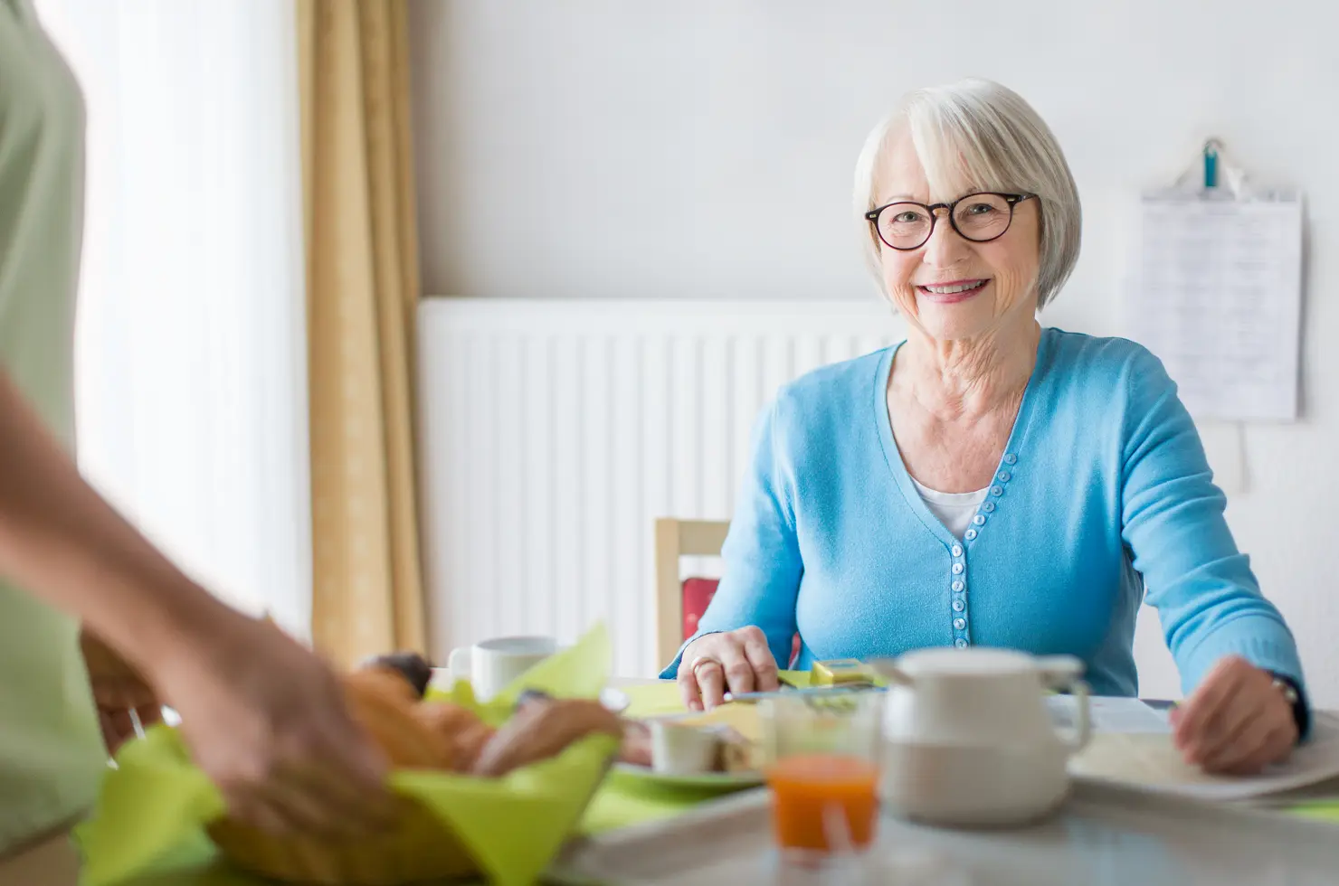 WISAG Mitarbeiterin bringt Patientin Essen