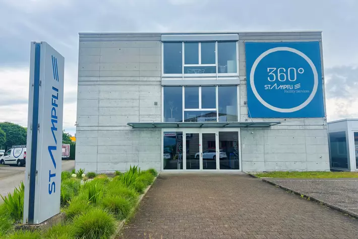 Frontansicht des Gebäudes der Stampfli AG in Subingen