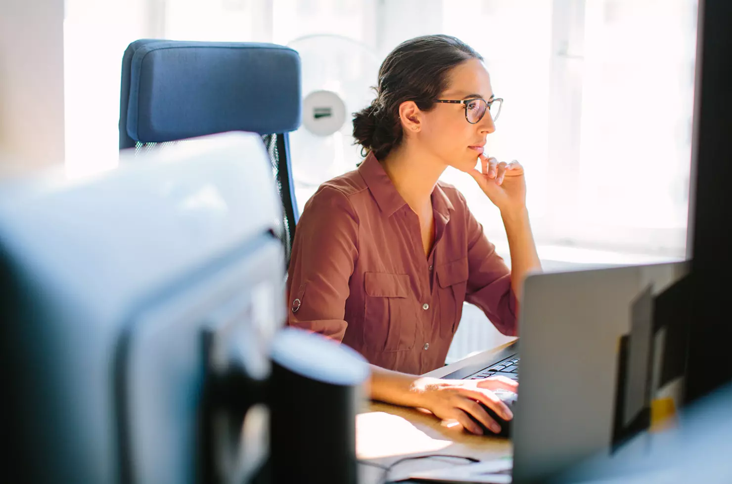 WISAG Mitarbeiterin bei der Arbeit am PC