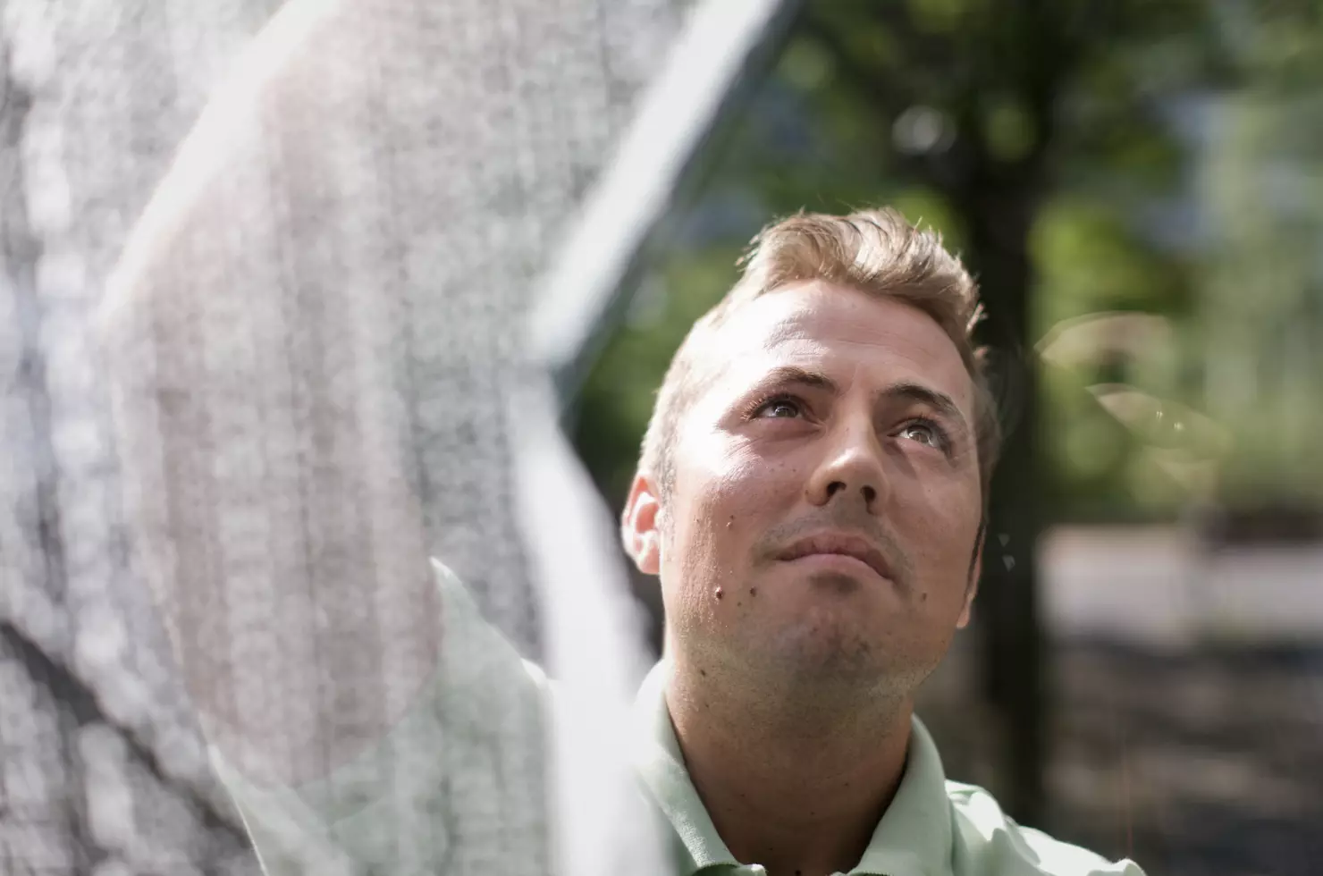 WISAG Mitarbeiter bei der Reinigung eines Fensters