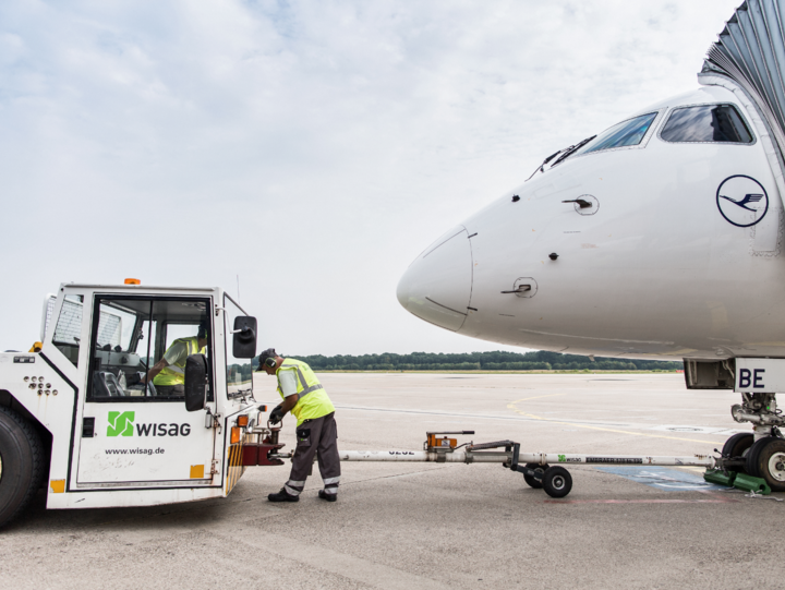 WISAG Mitarbeiter auf dem Flugfeld