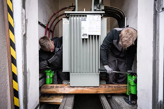 WISAG Mitarbeiter bei der Arbeit einem Transformator