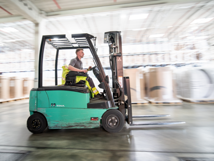 WISAG Mitarbeiter bei der Arbeit mit einem Transportgerät