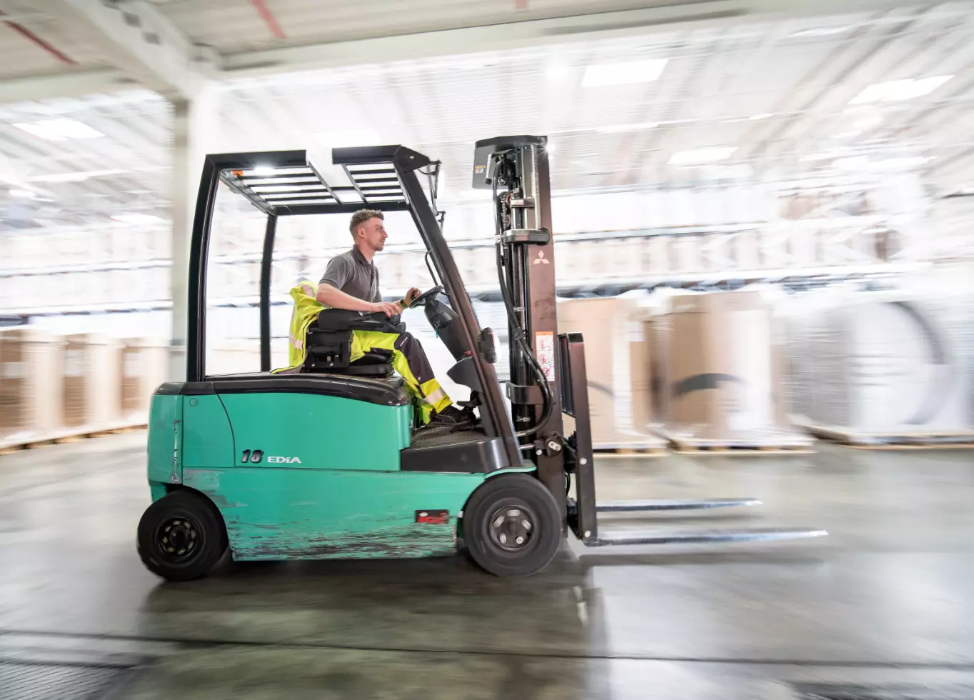 WISAG Mitarbeiter bei der Arbeit mit einem Transportgerät