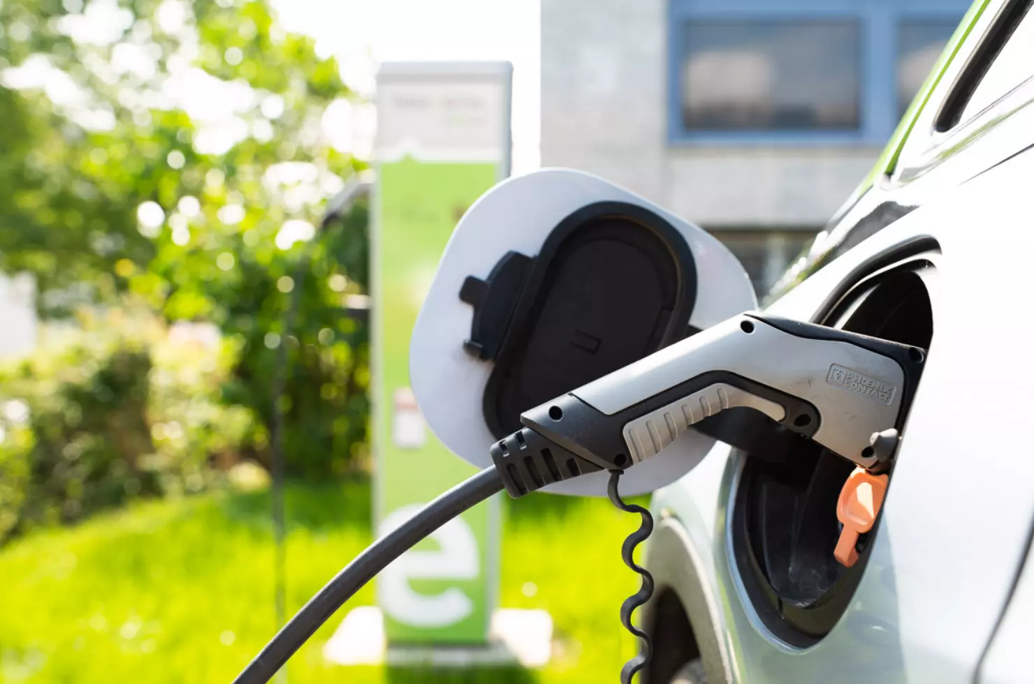 Tankdeckel Elektroauto beim Laden