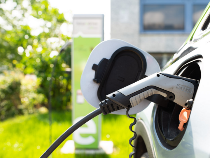 Tankdeckel Elektroauto beim Laden